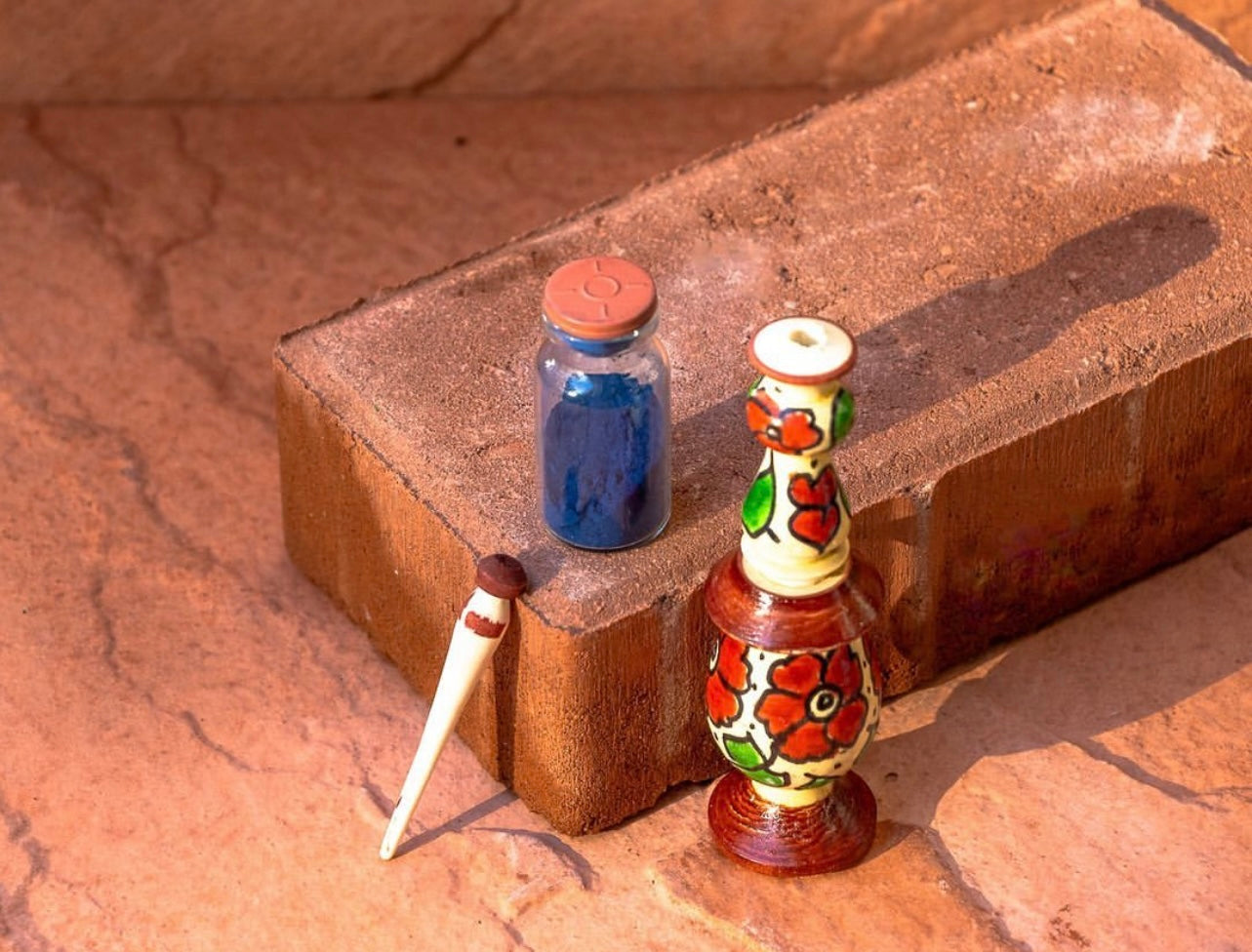 Hand crafted khol container